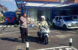 Pelayanan Humanis Satpas SIM Polresta Denpasar, Petugas Pandu Pemohon Saat Ujian Praktik