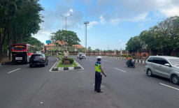 Polisi Atur Arus Kendaraan di Jalur Protokol Bandara Ngurah Rai