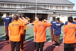 Sikapi Kebijakan Pemindahan Warga Binaan ke Nusakambangan, KA. KPLP Pimpin Apel Penguatan dan Pengarahan
