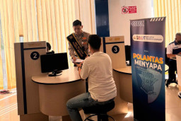Petugas Satpas SIM Polresta Denpasar Berikan Pendampingan Humanis pada Proses Pendataan Identitas Pemohon