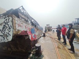 Tiga Kapal Terbakar di Dermaga Kaliadem Muara Angke, Polisi Amankan Lokasi