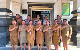 Sat Binmas Polres Bandara Ngurah Rai Tanamkan Budaya Tertib dan Bijak Bermedia Sosial kepada Pelajar SMPN 3 Kuta