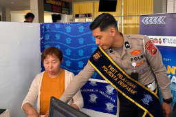Berikan Pendampingan Humanis, Petugas Satpas SIM Polresta Denpasar Mudahkan Pemohon dalam Pendataan Identitas