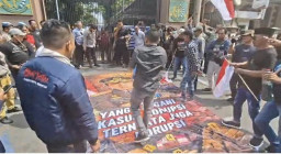 Lempar Telur Busuk ke Spanduk Bergambar Febrie Adriansyah, Aksi AMI Gegerkan Kejati Jatim