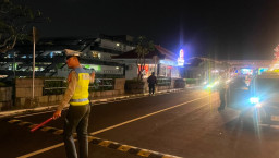 Satlantas Polres Bandara Ngurah Rai Atur Arus Kendaraan di Area Keberangkatan Terminal Internasional