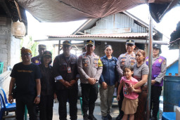 Polres Tabanan Hadir Menguatkan Keluarga Almarhum I Ketut Darmawan, Berikan Konseling dan Tali Asih Penuh Kepedulian