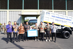 Sinergi Penanganan Sampah, Program TJSL BRI Serahkan Bantuan  Dump Truck Kepada Kodam IX/Udayana