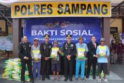 Peringati Hari Bhayangkara ke-80, Polres Sampang Bagikan Ratusan Paket Beras untuk Pengayuh Becak