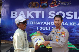 Sambut HUT Bhayangkara ke-80, Polres Sampang Salurkan 300 Sak Beras SPHP untuk Masyarakat