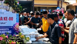 Kapolres Sampang Gelar Program "Jumat Berkah", Bagikan Nasi Kotak untuk Jemaah Masjid Al Rasyid