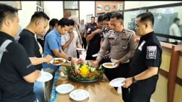 Penuh Rasa Syukur, Kejutan Nasi Kuning Warnai Kenaikan Pangkat Personel Samsat Polres Sampang