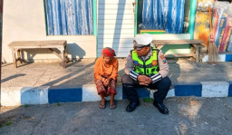 Kisah Haru Bripka Imam Kholik Bantu Nenek Lansia Sebatang Kara di Simpang Tiga Pasar Srimangunan Sampang