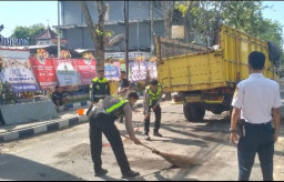 Diduga Sopir Mengantuk, Truk Muat Pasir Hantam Pembatas Jalan di Sampang