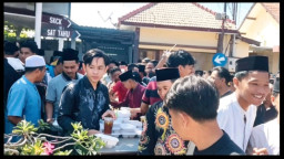 Polres Sampang Gelar Aksi "Jumat Berkah", Ratusan Nasi Kotak Dibagikan untuk Jemaah Masjid Al Rasyid