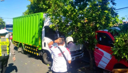 Diduga Sopir Mengantuk, Truk Box Tabrak Dua Kendaraan Parkir di Jl KH Wahid Hasyim Sampang