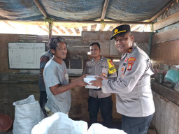 Jumat Peduli, Polsek Kawasan Kali Baru Bagikan Nasi Kotak kepada Warga sebagai Wujud Kepedulian Polri