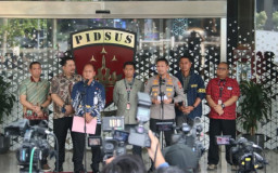 Polri Serahkan Tersangka dan Barang Bukti Perkara Dugaan Korupsi kepada Kejaksaan Agung