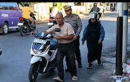 Respon Cepat Kanit Gakkum Satlantas Polres Sampang Bantu Siswi yang Alami Ban Bocor Saat Berangkat Sekolah