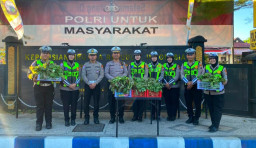 Atur Lalu Lintas Sambil Berbagi, Aksi Humanis Satlantas Polres Sampang Bagikan Sayur Fresh