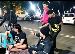 Rangkul Pengamen, Tim URC Polres Sampang Gelar Baksos dan Makan Lesehan di Alun-Alun Trunojoyo