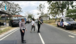 Laka Lantas di Kedungdung Sampang: Pengendara Motor Tewas Usai Menyenggol Truk dan Tertabrak Dump Truck
