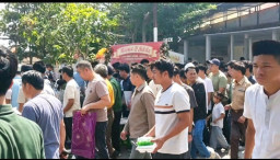 Wakapolres Sampang Bagikan Nasi Kotak untuk Jamaah Salat Jumat di Masjid Al-Rasyid