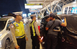 Cegah Antrean Kendaraan, Satlantas Polres Bandara Lakukan Pengaturan Aktif