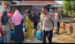 Kapolres Kayong Utara Salurkan Air Bersih bagi Warga Terdampak Kekeringan di Simpang Hilir