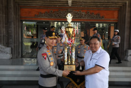 Wujud Apresiasi dan Motivasi, Kapolda Bali Berikan Penghargaan kepada Satker dan Personel Berprestasi