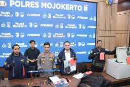 Polres Mojokerto Amankan 3 Tersangka Pencurian Brankas isi Rp.1,4 Miliar Milik Kampus UAC Pacet
