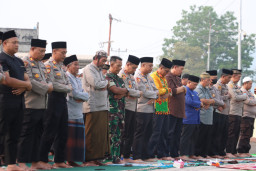 Polres Kayong Utara Gelar Sholat Istisqa’ dan Doa Bersama, Mohon Hujan di Tengah Kekeringan