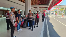 Polres Bandara Ngurah Rai Sapa Penumpang, Perkuat Keamanan di Terminal Domestik