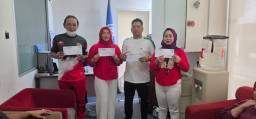Semarak HUT RI ke-81, 12 Media Gelar Lomba Domino dan Masukkan Paku Antarjurnalis