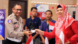 Semarak HUT RI ke-81, Satlantas Polres Gresik Hadiahkan SIM Gratis untuk 17 Warga Lahir 17 Agustus