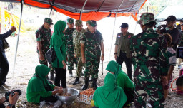 Peduli Korban Gempa, Pangdam IX/Udayana Sambangi Pengungsi dan Serahkan Bantuan Sembako di Manggarai