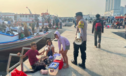 Polsek Kawasan Sunda Kelapa Perkuat Pelayanan dan Pengamanan Wisatawan Kepulauan Seribu di Dermaga Kali Adem