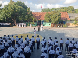 Edukasi Pelajar Sejak Dini, Satlantas Polres Sampang Gelar Program Police Goes to School di SMPN 2 Sampang