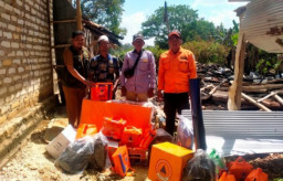 Tanggap Bencana, BPBD Sampang Serahkan Paket Bantuan Logistik Korban Kebakaran