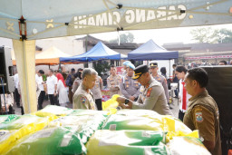 Gerakan Pangan Murah Polres Cimahi Diserbu Warga, 5 Ton Beras SPHP dan Minyak Kita Disalurkan