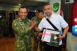 Perkuat Sinergi Informasi, Danrem 052/Wkr Serahkan Penghargaan untuk Wartawan