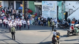 Sambut HUT RI ke-81, Satlantas Polres Sampang Terjunkan Personel dan Rekayasa Arus Lalu Lintas Lomba Gerak Jalan