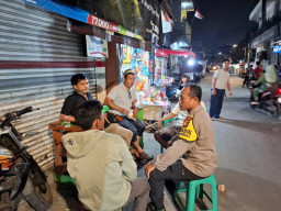 JJOS Jaga Kamtibmas di Muara Angke, Bhabinkamtibmas Sambangi Warga yang Laksanakan Siskamling