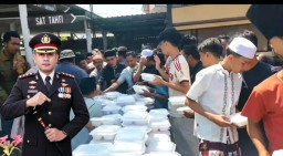 Aksi "Jumat Berkah" Polres Sampang Tuai Apresiasi dan Doa dari Jemaah