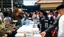 Wakapolres Sampang Perkokoh Silaturahmi Lewat Program 'Jumat Berkah' di Masjid Al-Rasyid