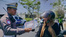 Tekan Angka Kecelakaan, Satlantas Polres Sampang Bagikan Brosur Edukasi di Titik Rawan