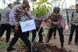 Semarak HUT ke-81 RI, Polres Pelabuhan Tanjung Priok Tanam 20 Pohon Bersama Masyarakat