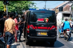 Satu Keluarga Jatuh Usai Gilas Tumpahan Minyak di Jalan Imam Bonjol, Tim URC Polres Sampang Cepat Evakuasi Korban ​