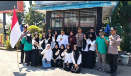 Khidmat dan Haru, Pengendara di Monumen Sampang Berhenti Sejenak Peringati Detik-Detik Proklamasi RI ke-81