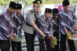 Peringati Hari Bhayangkara ke - 77, Polres Nganjuk Ziarah ke TMP