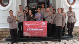 Sambut Hari Bhayangkara ke - 77 Tahun 2023, Kapolres Metro Jakarta Timur Beserta PJU Laksanakan Giat Anjangsana ke Purnawirawan Polri